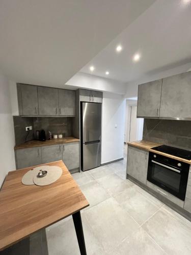 Modern Apartment with Courtyard - 2' from Metro