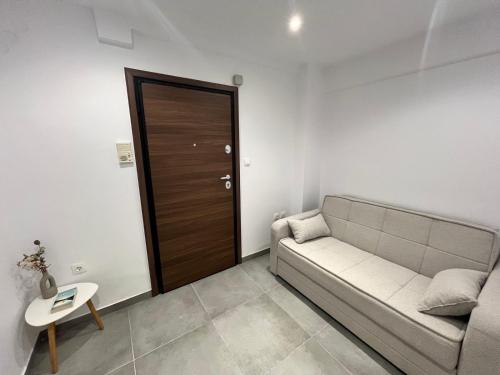 Modern Apartment with Courtyard - 2' from Metro