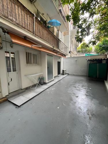 Modern Apartment with Courtyard - 2' from Metro