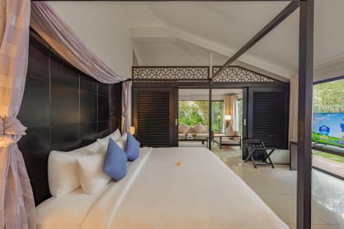 Postel nebo postele na pokoji v ubytování Grandvrio Ocean Resort Danang