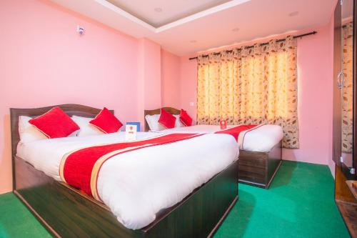 Cama o camas de una habitación en OYO 137 Hotel Pranisha Inn