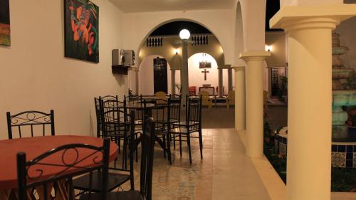 une salle à manger avec des tables et des chaises dans un bâtiment dans l'établissement Hotel Hacienda Margot, à Valladolid