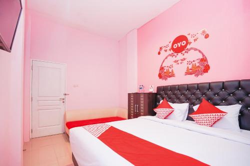 Postel nebo postele na pokoji v ubytování Hotel O Juanda Near Terminal International Juanda