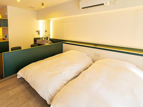 due cuscini bianchi seduti uno accanto all'altro in una stanza di LUXE TECH VILLA Ashitoku - Vacation STAY 74976v ad Akaogi