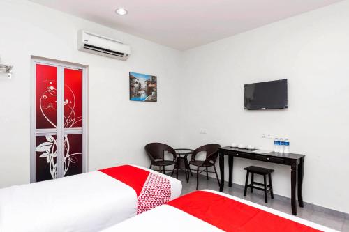 Postel nebo postele na pokoji v ubytování Muar City Hotel