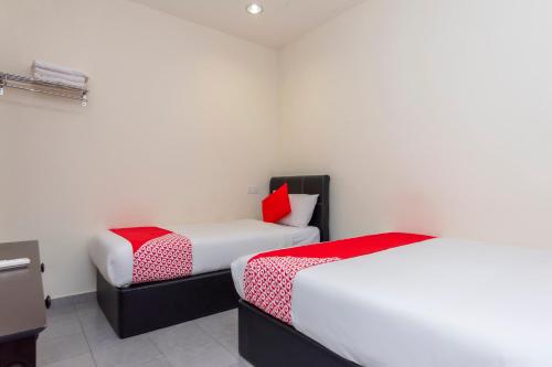 Postel nebo postele na pokoji v ubytování Muar City Hotel