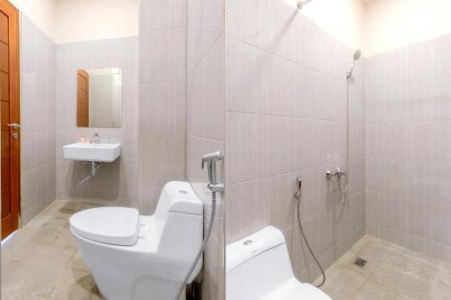 Ένα μπάνιο στο Townhouse Oak Medan near Universitas Sumatera Utara formerly Raz Residence