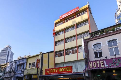 a hotel in the middle of a busy city street at OYO 761 City Hotel in Kuala Lumpur