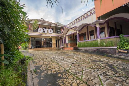 an empty street in front of a building at Hotel O Central Batu Near Jatim Park 3 Formerly Bunga Matahari Hotel in Batu