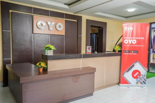 a hotel lobby with aphrinephrinephrinephrinephrinephrinephrinephrinephrinephrinephrine at Hotel O Central Batu Near Jatim Park 3 Formerly Bunga Matahari Hotel in Batu