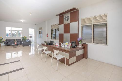 a lobby with a reception desk and a living room at Hotel O Lapan Lapan in Banjarmasin
