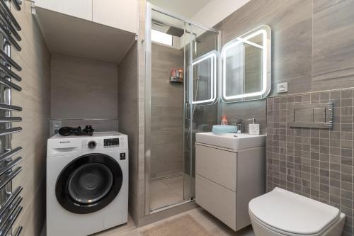 Ένα μπάνιο στο Peace and Comfort Near Center with Balcony, 500MB WIFI
