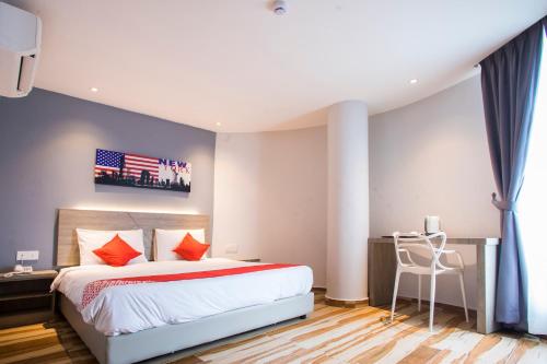 a bedroom with a bed and a desk with a chair at Hotel O Gs Hotels Near Strand Mall in Kota Damansara