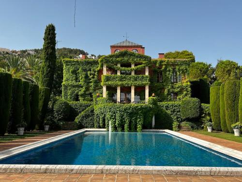 ein Haus mit einem Swimmingpool davor in der Unterkunft Naranjos House in Muntanya la Sella