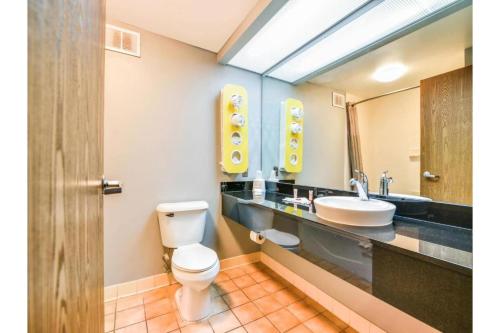 a bathroom with a toilet and a sink at OYO Townhouse Inn Jacksonville near Little Rock Air Force Base in Jacksonville
