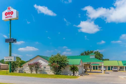 YoakumにあるOYO Hotel Yoakum Westのモーテル前の駐車標識なし