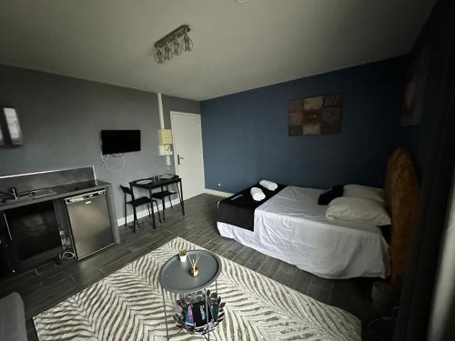 une chambre d'hôtel avec un lit et une télévision dans l'établissement Le Cosy De La Gare 7, à Nazelles-Négron