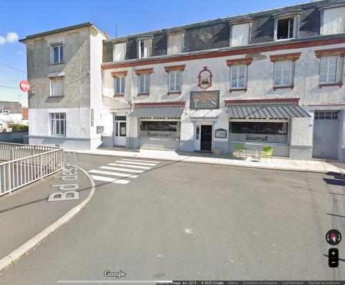 une rue vide devant un immeuble dans l'établissement Le Cosy De La Gare 7, à Nazelles-Négron