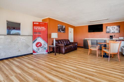 TV a/nebo společenská místnost v ubytování OYO Hotel Waco University Area I-35