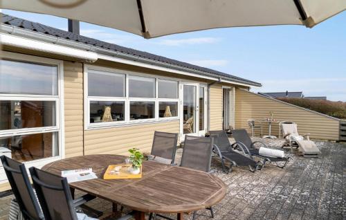 Balkoni atau teres di Awesome Home In Ebberup With Wifi