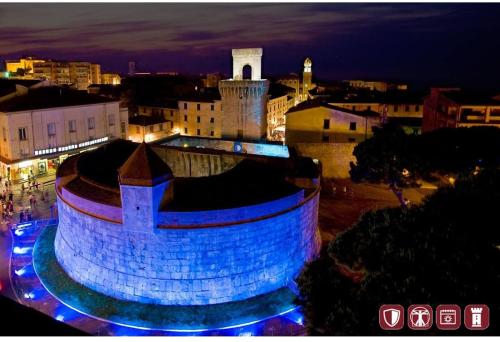 Nespecifikovaný výhled na destinaci Piombino nebo výhled na město při pohledu z apartmánu