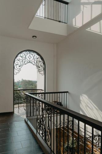 an entry way with an iron gate and a balcony at LA MER Homestay Quynhon in Quy Nhon