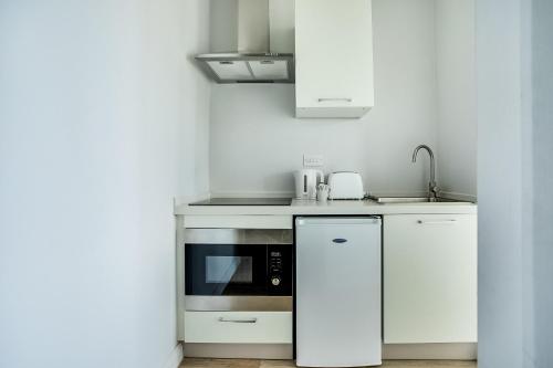 Kuchyň nebo kuchyňský kout v ubytování OYO Studiotel Great Yarmouth - Modern Hotel Apartments