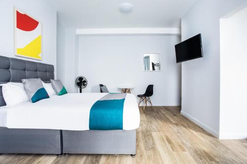TV a/nebo společenská místnost v ubytování OYO Studiotel Great Yarmouth - Modern Hotel Apartments