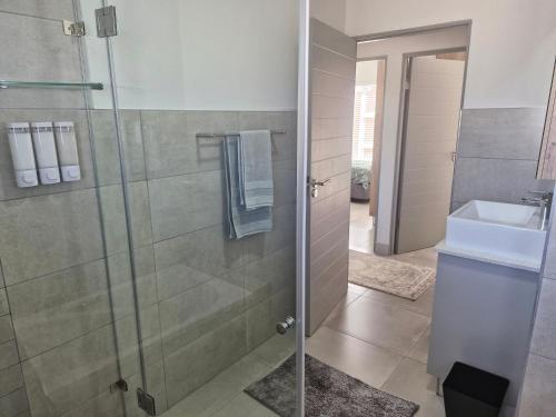 un baño con ducha y lavabo en Group House 13 - 1 On York, en George
