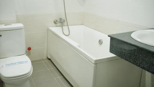 Un baño de Rich Hotel