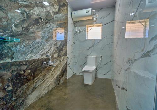 Un baño de Vihani's Western Clouds Ooty by VOYE HOMES
