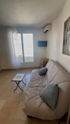 un salon avec un canapé et une table dans l'établissement Marlyn, à Cannes