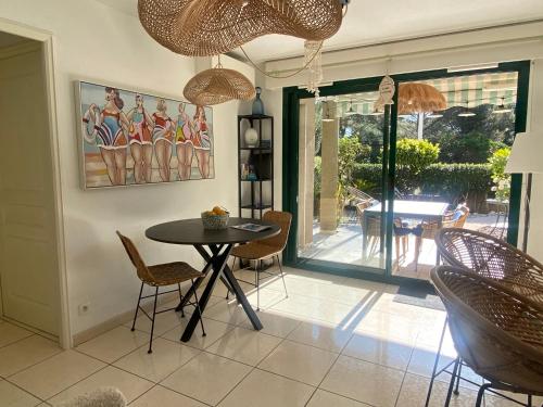 une salle à manger avec une table et des chaises dans l'établissement BIKINI, à Cavalaire-sur-Mer