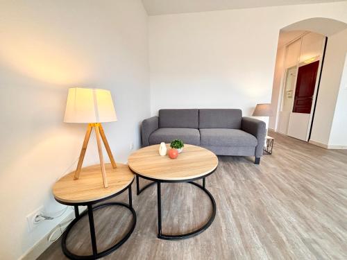 un salon avec un canapé et une table dans l'établissement Le Rayonnant, Lumineux, Centre-ville, à Royan