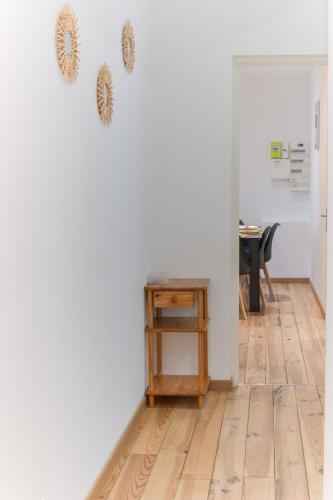 a hallway with a table and a heart on the wall at Grand Central Suites - 4 Chambres Premium in Pau