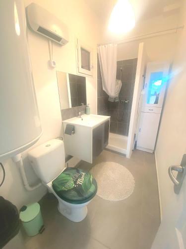 une salle de bain avec des toilettes blanches et un lavabo dans l'établissement Villa à 800m de la plage du Brusc, à Six-Fours-les-Plages