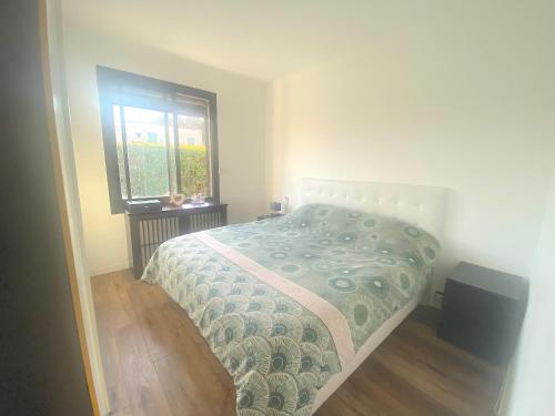 une chambre avec un lit et une fenêtre dans l'établissement Villa à 800m de la plage du Brusc, à Six-Fours-les-Plages