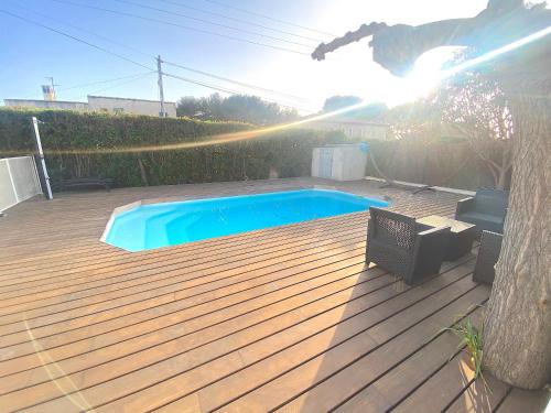 - une piscine sur une terrasse en bois avec un arbre dans l'établissement Villa à 800m de la plage du Brusc, à Six-Fours-les-Plages