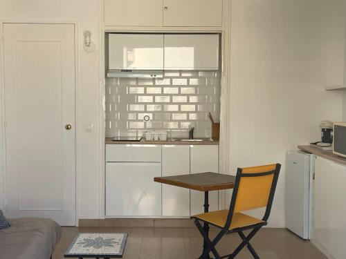 une cuisine avec une table et une chaise dans une pièce dans l'établissement Marlyn, à Cannes