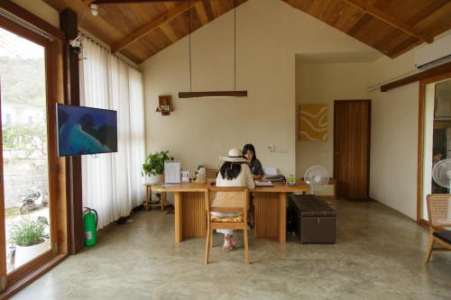 a woman sitting at a desk in an office at Mamori House at Kohlarn in Ko Larn