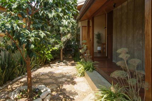 a house with a courtyard with trees and plants at Mamori House at Kohlarn in Ko Larn