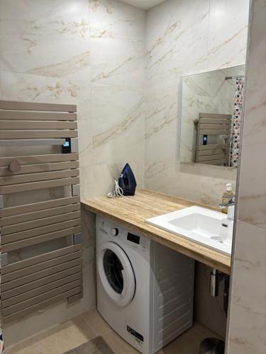 une salle de bain avec une machine à laver et un lavabo dans l'établissement STA4 Le Suquet, Proche Mer et Palais des Congrès, à Cannes