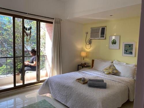 Postel nebo postele na pokoji v ubytování Entire 3 BR apartment with Balconies Bandra