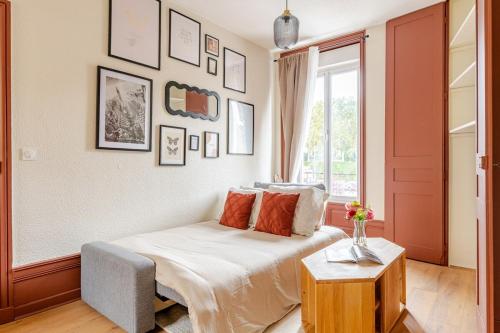 une chambre avec un lit, une table et une fenêtre dans l'établissement Bronze, all comforts, hyper center 6P, à Roanne