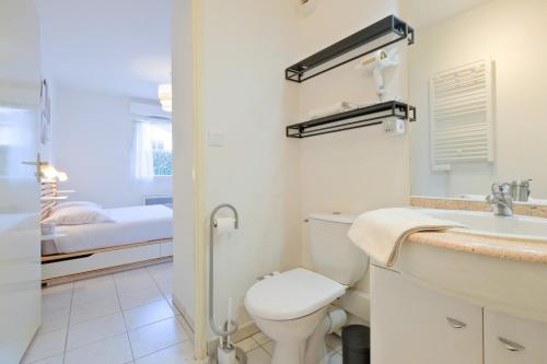 une salle de bain avec toilettes et lavabo et un lit dans l'établissement Lit d'Isle, à Marsac-sur-lʼIsle