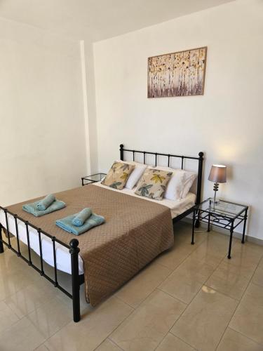 ペイヤにあるPanoramic view, one bedroom apartment, Peyiaの枕が2つ置かれたベッドのある寝室