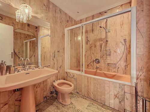 une salle de bain avec un lavabo, des toilettes et une douche dans l'établissement 61m2 - terrasse vue mer, croisette, à Cannes