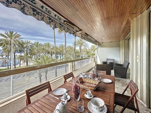 une salle à manger avec une table et une vue sur l'océan dans l'établissement 61m2 - terrasse vue mer, croisette, à Cannes