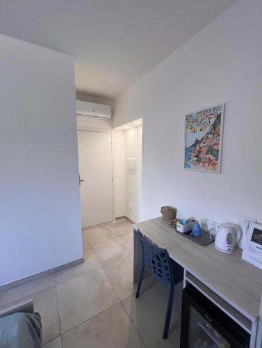 a room with a desk with a chair and a table at Porta sul Mare in Tropea
