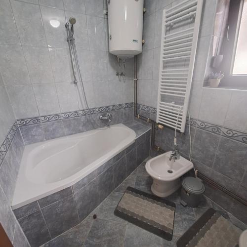 ein Badezimmer mit Badewanne und Toilette in der Unterkunft Villa Behić in Bihać